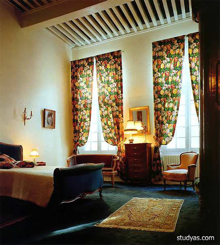 Контрастные шторы в хроматической гамме спальни